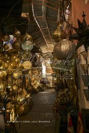 Image du Maroc Professionnelle de  Dans cette ancienne galerie du souk Semmarine, une véritable caverne d’Ali Baba à Marrakech, où l’on retrouve principalement des bazars, marchands d'objets de cuivre fait par des artisans locaux, le 8 Décembre 2018. (Photo / Abdeljalil Bounhar)